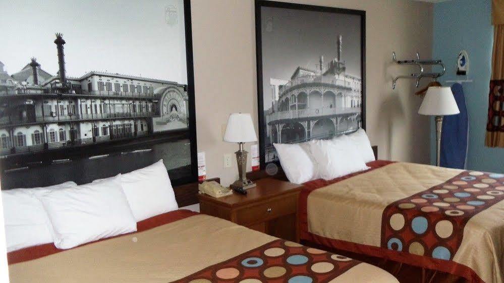 فندق Super 8 By Wyndham Shenandoah المظهر الخارجي الصورة